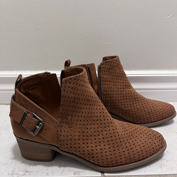 Universal Thread brown heeled booties in size US 6.5 - Picture 2 of 4